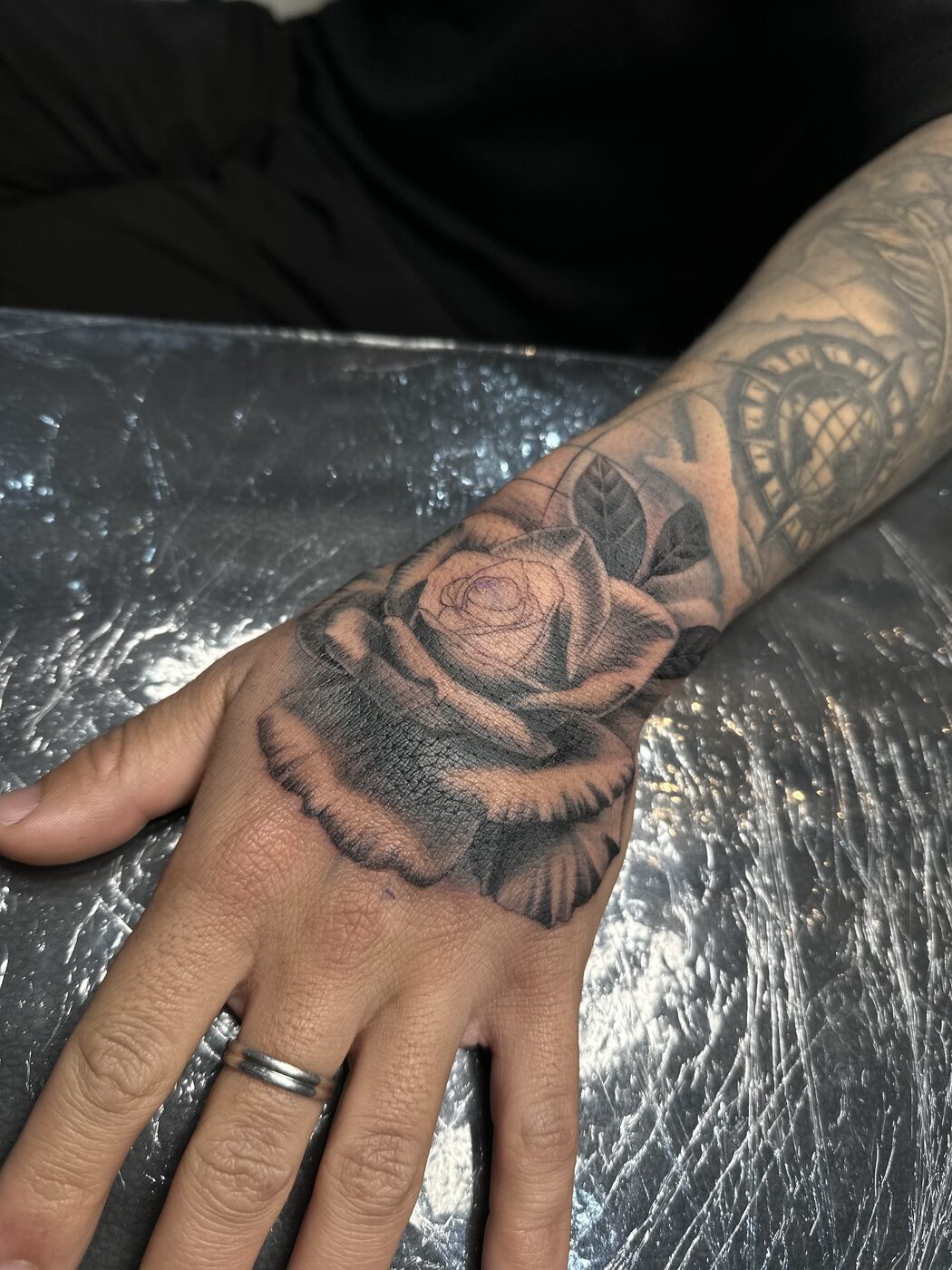 Después: Rosa en la mano: del stencil al resultado final en una sola sesión