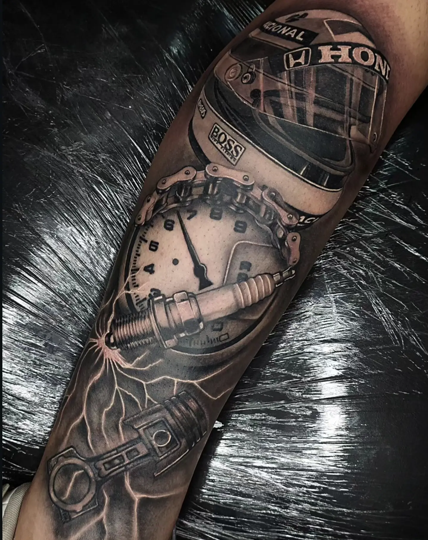 Casco y motor biomecánico realista en brazo