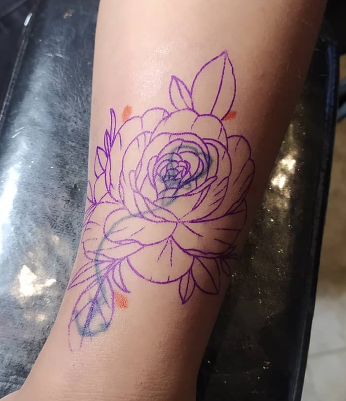 Antes: Rosa en el brazo: del stencil al resultado final en black and grey
