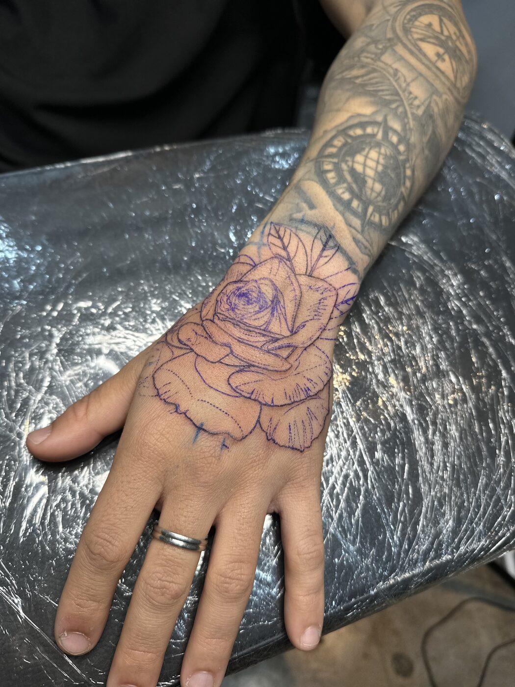 Antes: Rosa en la mano: del stencil al resultado final en una sola sesión