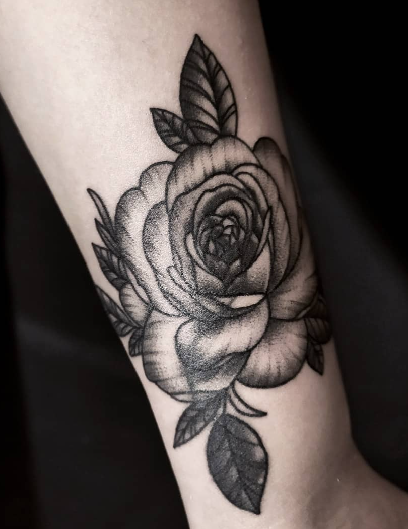 Después: Rosa en el brazo: del stencil al resultado final en black and grey