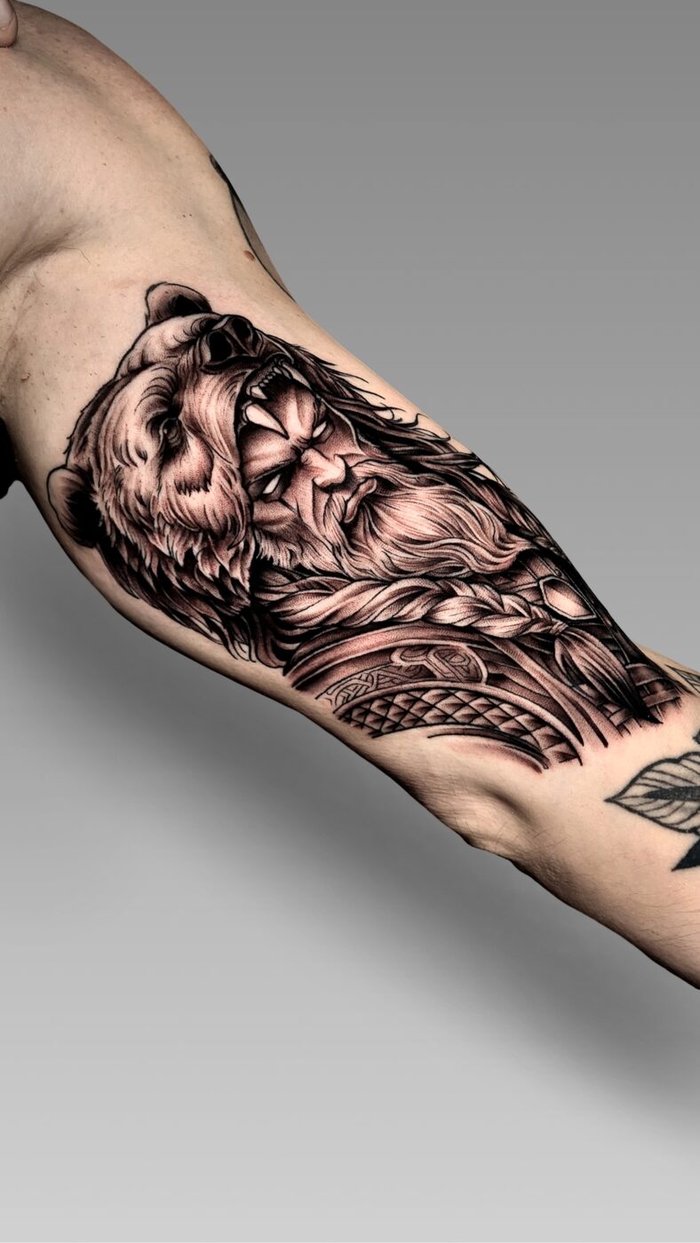 Oso vikingo realista en el brazo