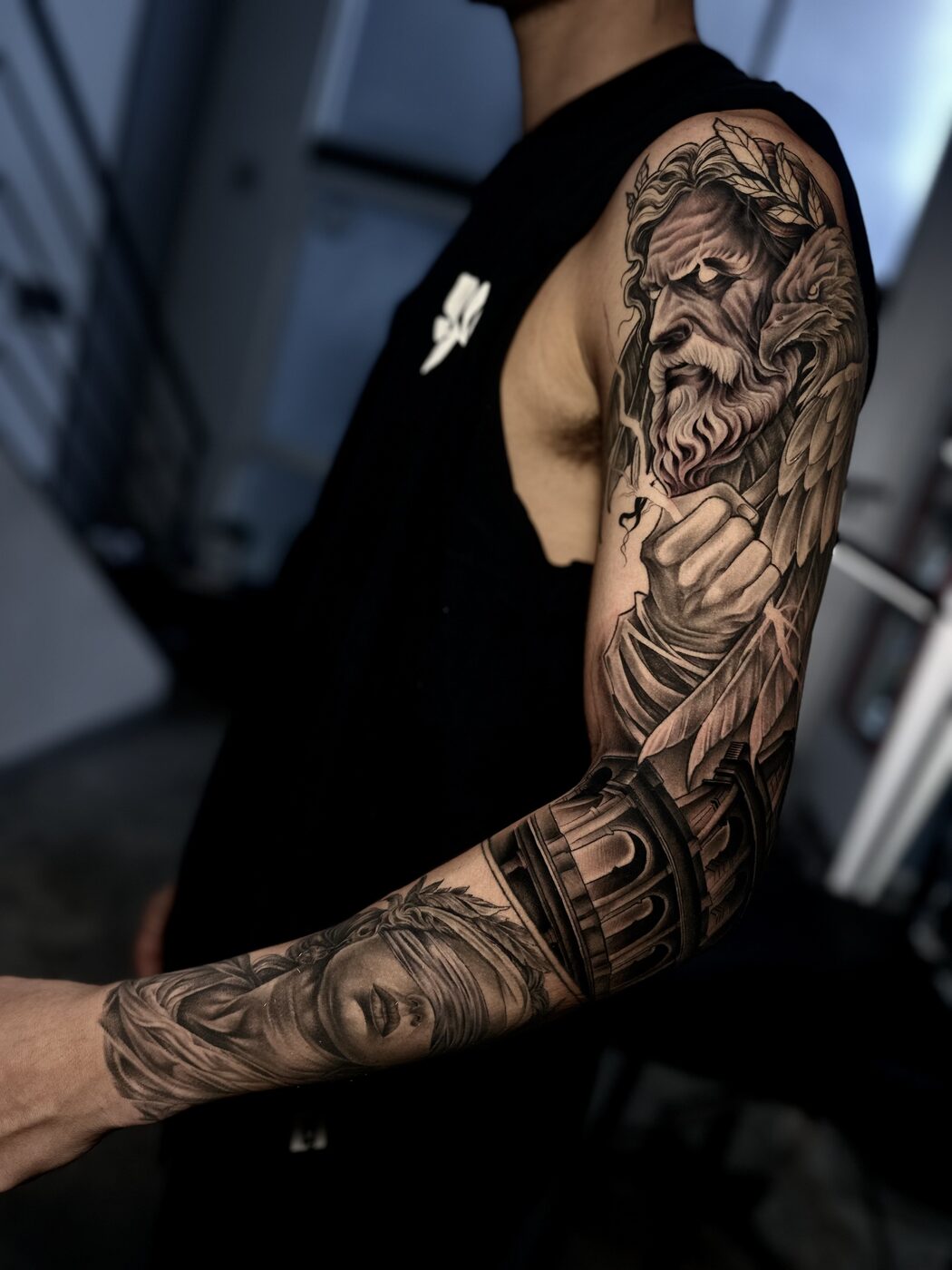Manga completa realista de Zeus en black and grey