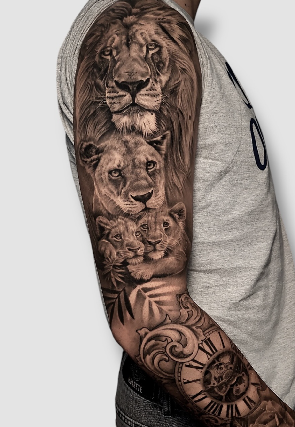 Familia de leones realista en brazo completo